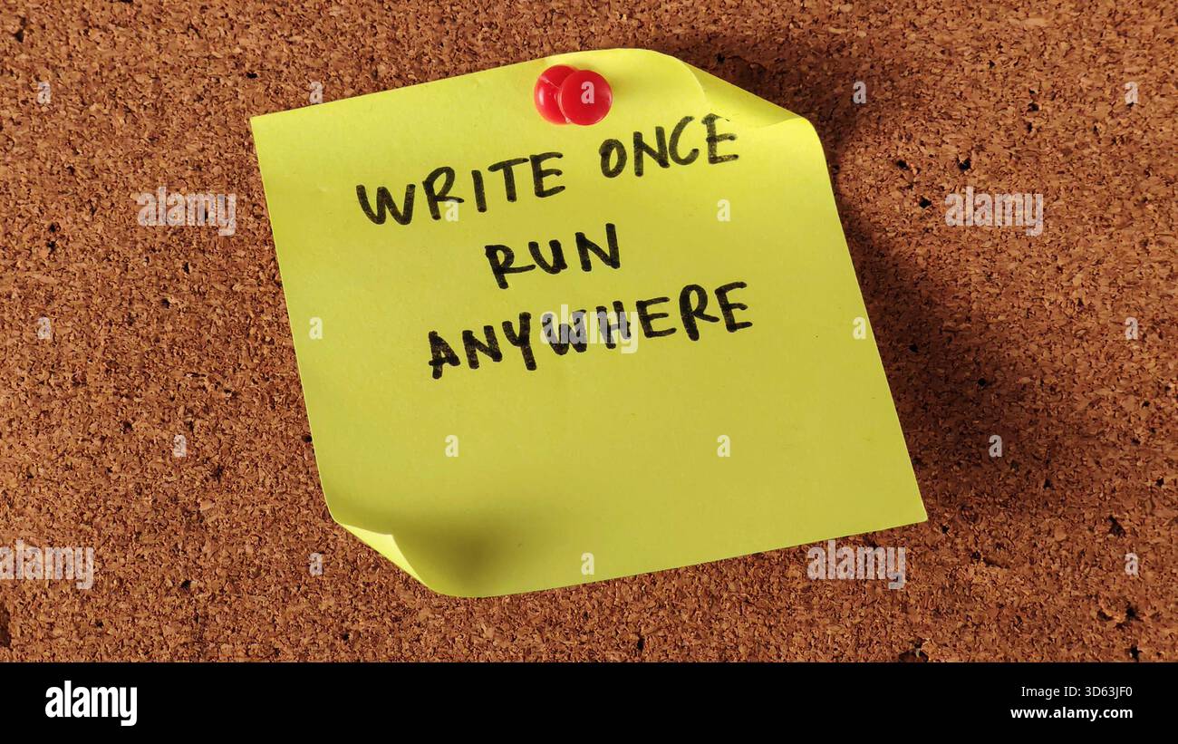 Nota adesiva gialla con il motto di programmazione Java "Write Once Run Anywhere" fissato sulla scheda di sughero Foto Stock