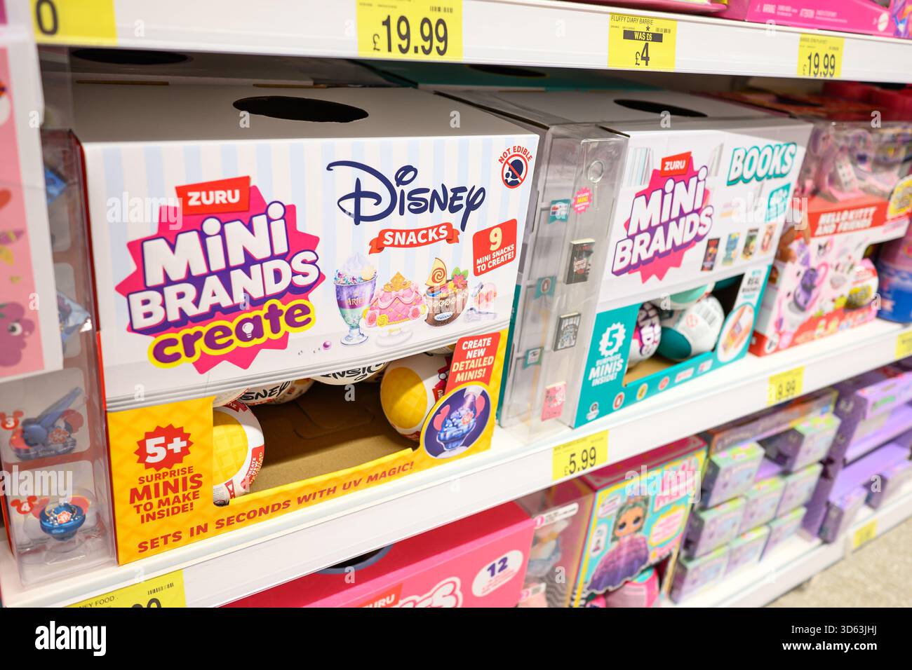 Zuru Mini Brands su uno scaffale in un negozio - Galles, Regno Unito - 22 ottobre 2025 Foto Stock