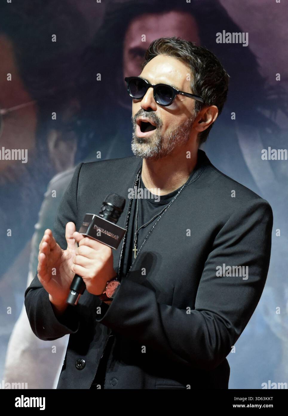 L'attore Arjun Rampal reagisce durante un evento promozionale per il suo prossimo film thriller di spionaggio in lingua hindi Dhurandhar a Mumbai, India, il 18 novembre 2025. (Foto di Indranil Aditya/NurPhoto) credito: NurPhoto SRL/Alamy Live News Foto Stock