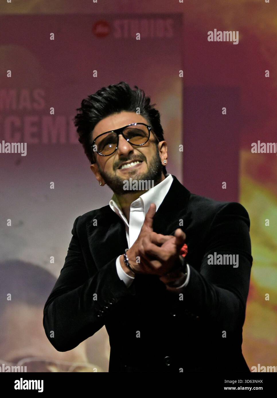 L'attore Ranveer Singh reagisce durante un evento promozionale per il suo prossimo film thriller in lingua hindi Dhurandhar a Mumbai, India, il 18 novembre 2025. (Foto di Indranil Aditya/NurPhoto) credito: NurPhoto SRL/Alamy Live News Foto Stock
