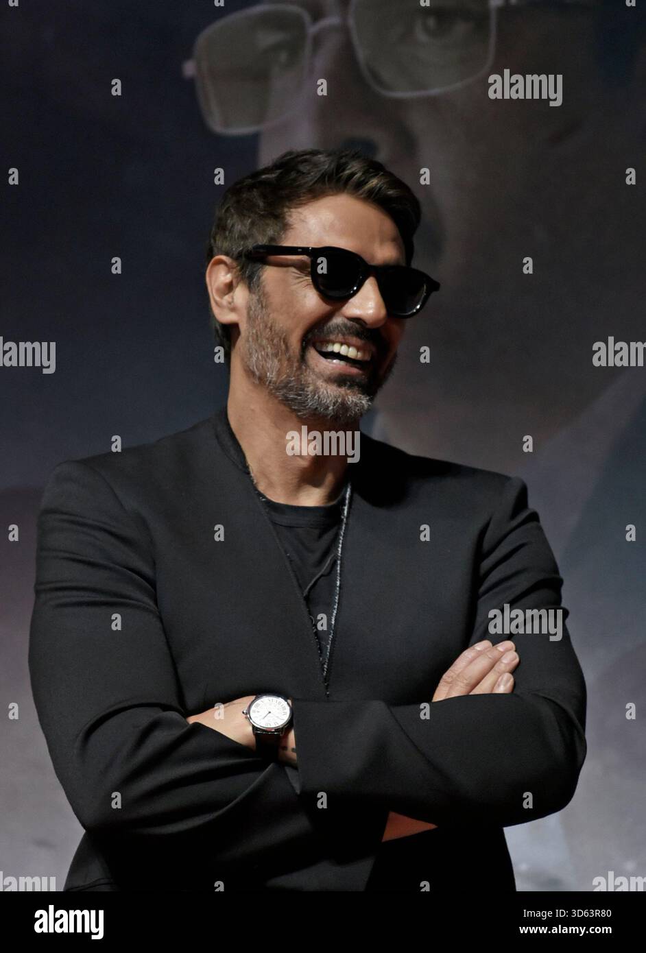 L'attore Arjun Rampal sorride durante un evento promozionale per il suo prossimo film thriller di spionaggio in lingua hindi Dhurandhar a Mumbai, India, il 18 novembre 2025. (Foto di Indranil Aditya/NurPhoto)0 credito: NurPhoto SRL/Alamy Live News Foto Stock