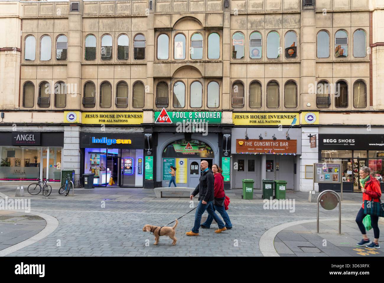 I pedoni attraversano una strada nel centro di Inverness, la città più settentrionale del Regno Unito Foto Stock