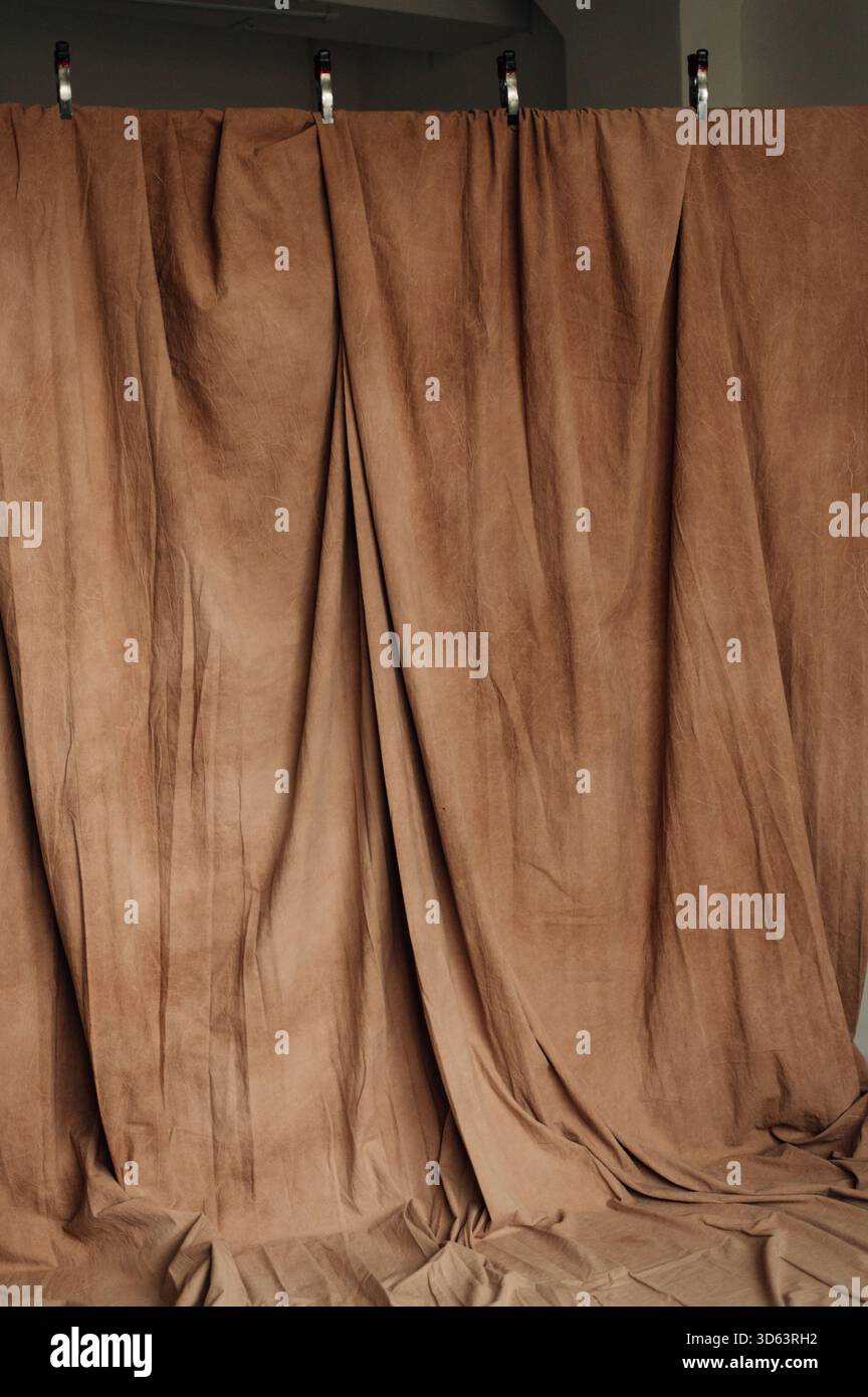 Sfondo in tessuto marrone in uno studio fotografico Foto Stock