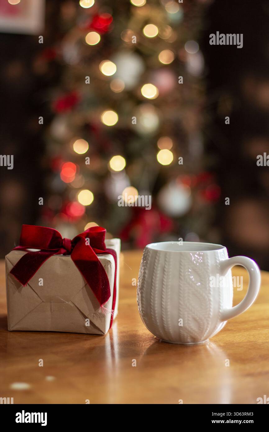 Accogliente mattina di Natale con confezione regalo e tazza di Holiday Tree Foto Stock