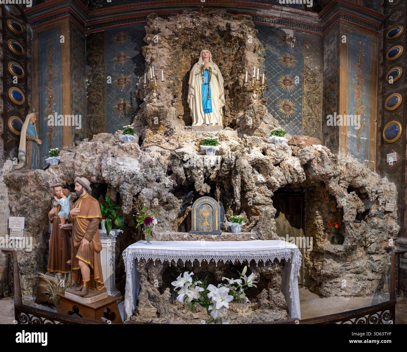 Un'altare espone diorama dedicato alla Vergine Maria e a Santa Bernadette nella Collegiata di San Martino, San Remy de Provence, Francia. Foto Stock
