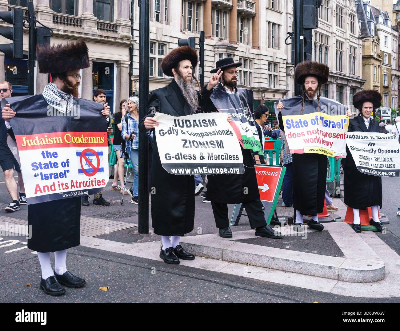 Ebrei ortodossi a sostegno di Gaza; manifesto che evidenzia la differenza tra ebraismo e sionismo. Protesta contro le atrocità compiute da Israele Foto Stock