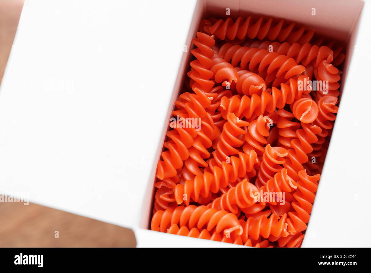 Aprire la confezione di carta di pasta secca di lenticchie arancioni Foto Stock