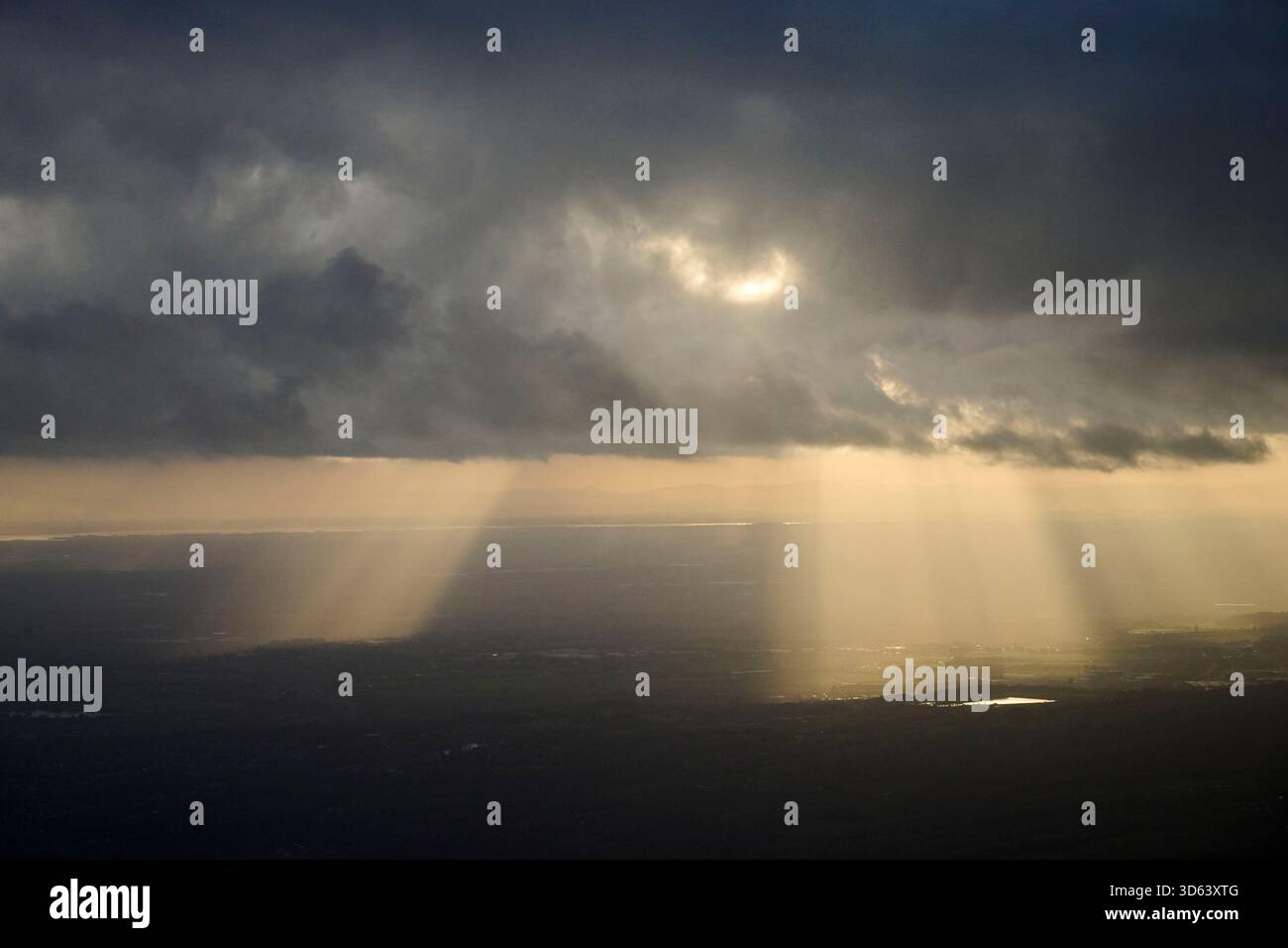 Spettacolari cieli invernali su Winter Hill, Pennines settentrionali, Lancashire, Inghilterra nordoccidentale, Regno Unito Foto Stock