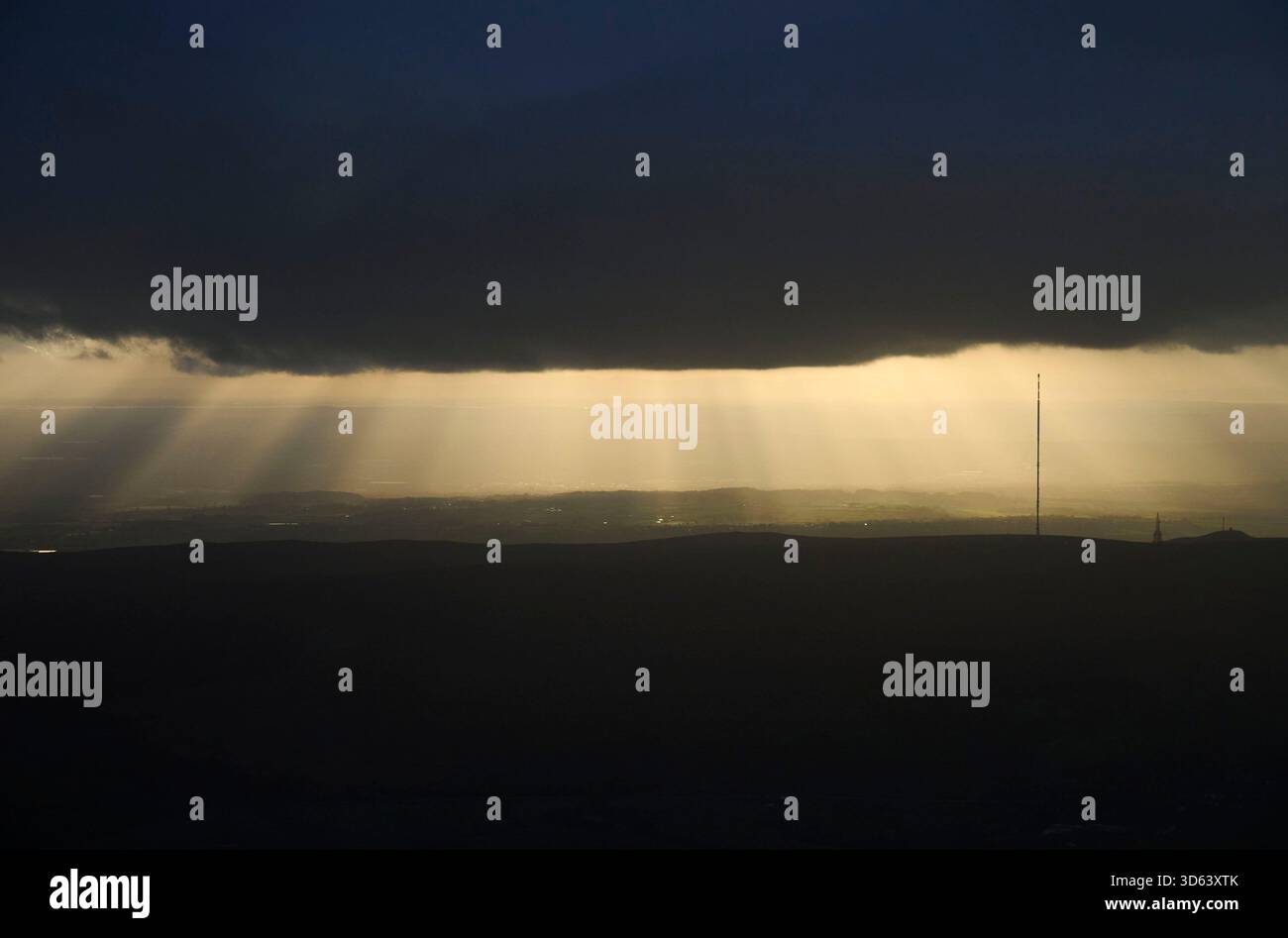 Spettacolari cieli invernali su Winter Hill, Pennines settentrionali, Lancashire, Inghilterra nordoccidentale, Regno Unito Foto Stock