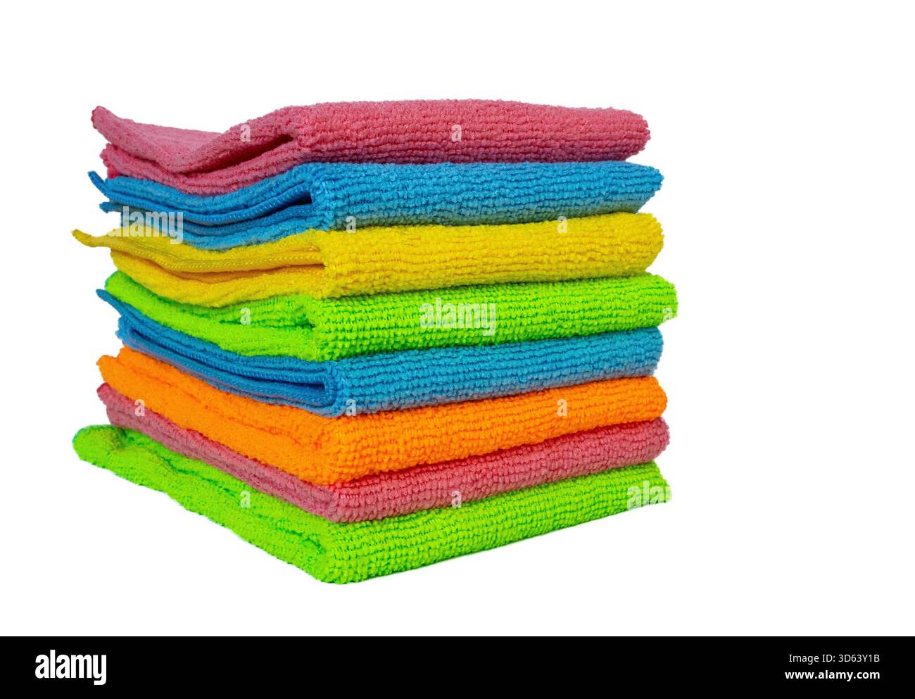 Asciugamani luminosi e multicolori impilati ordinatamente su uno sfondo bianco. Ideale per la cura della casa, i prodotti per lavanderia e la pubblicità tessile. Foto Stock