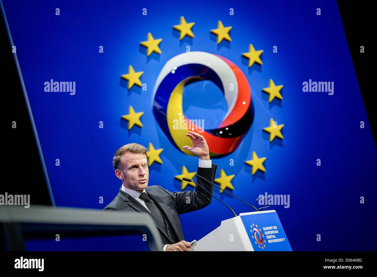 18 novembre 2025, Berlino: Il presidente francese Emmanuel Macron partecipa al Summit europeo sulla sovranità digitale presso il campus di Euref. Il vertice si svolge su invito dei ministeri digitali tedesco e francese. Foto: Kay Nietfeld/dpa Foto Stock