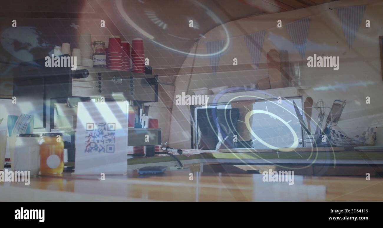 Mostra la postazione del caffè da banco al bar con macchina espresso, codice QR, tazze rosse, tablet Foto Stock