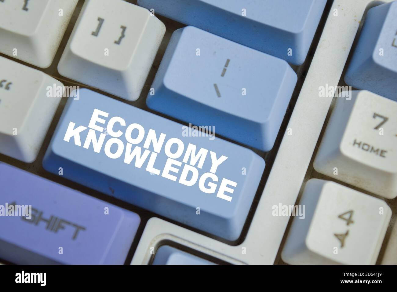 La conoscenza economica è un sistema di consumo e produzione basato sul pulsante del capitale intellettuale sulla tastiera Foto Stock