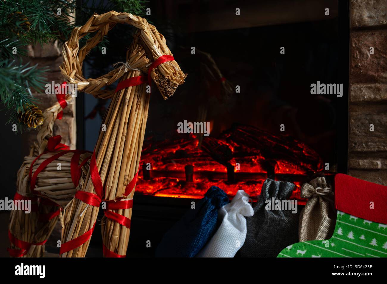 Borse regalo scandinave Straw Yule Goat and Advent di Cozy Christmas Fireplace 20 Foto Stock