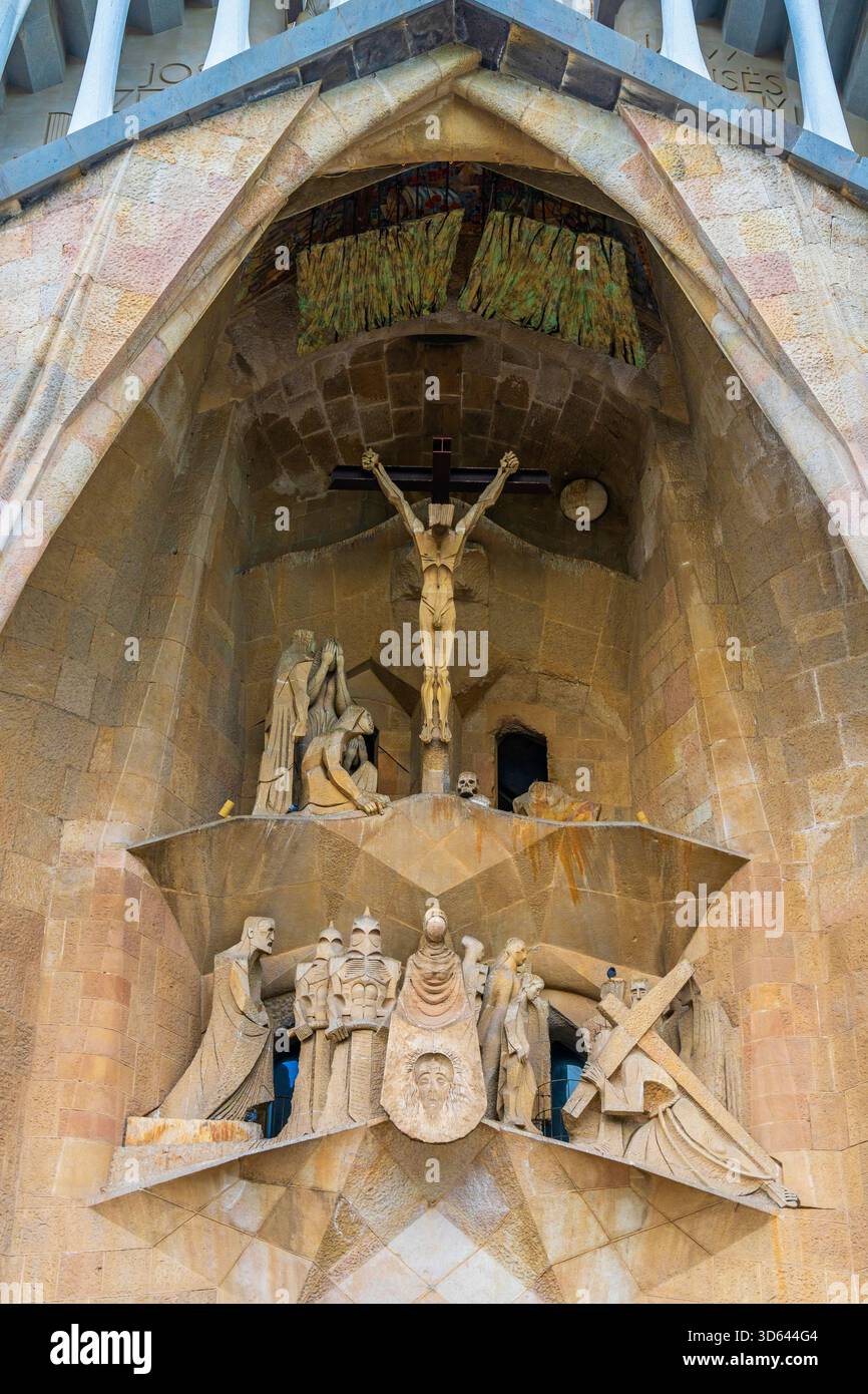 Facciata passionale raffigurante Gesù sulla croce. Esterno della cattedrale in stile art nouveau Sagrada Familia a Barcellona, Catalunia, Spagna. Foto Stock