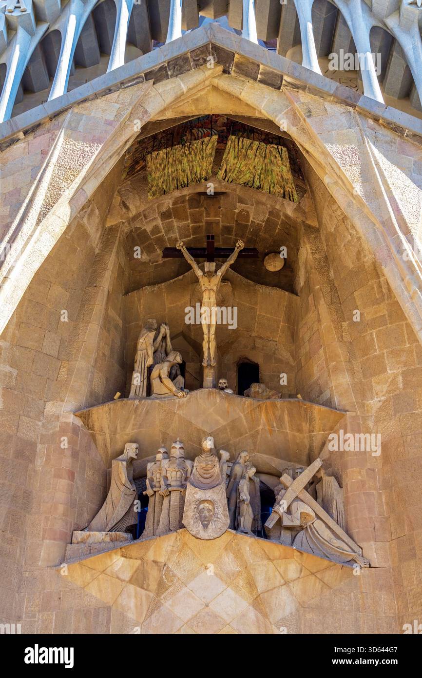 Facciata passionale raffigurante Gesù sulla croce. Esterno della cattedrale in stile art nouveau Sagrada Familia a Barcellona, Catalunia, Spagna. Foto Stock
