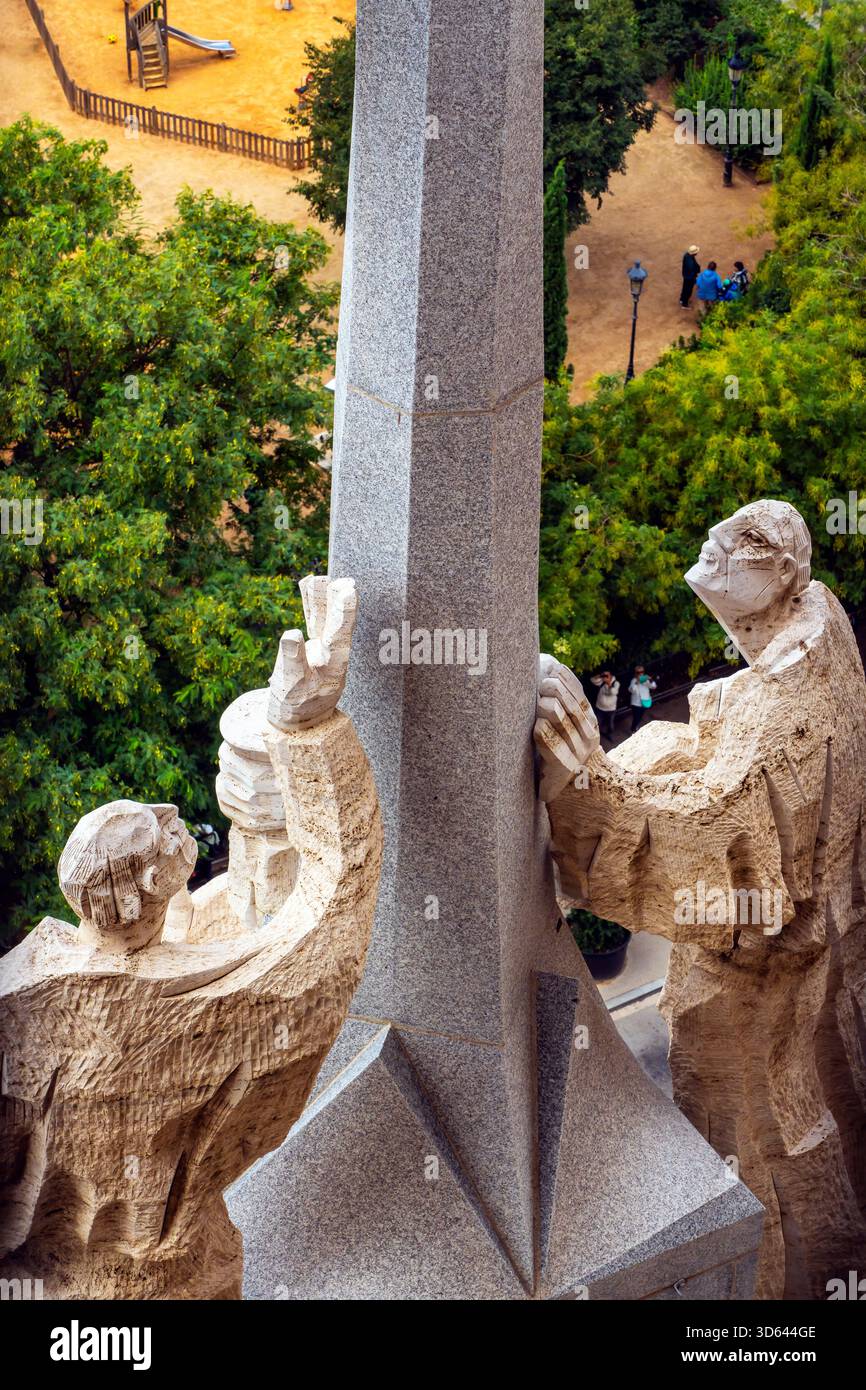 Facciata passionale raffigurante Gesù sulla croce. Esterno della cattedrale in stile art nouveau Sagrada Familia a Barcellona, Catalunia, Spagna. Foto Stock