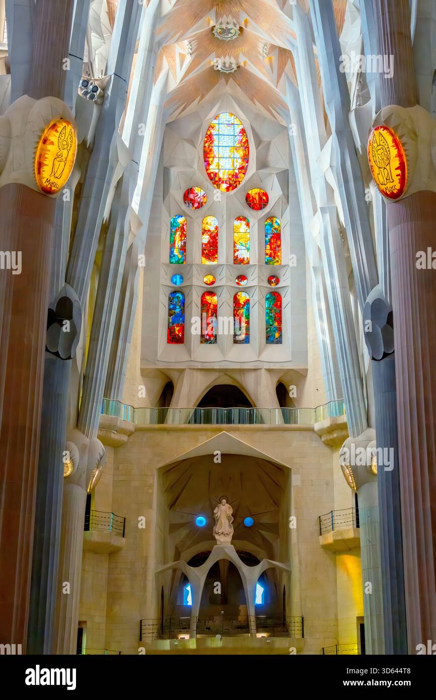 Interno della chiesa della Sagrada Família progettata dall'architetto catalano Autonio Gaudi. La Sagrada Família ha una pianta a croce latina con abside e tr Foto Stock