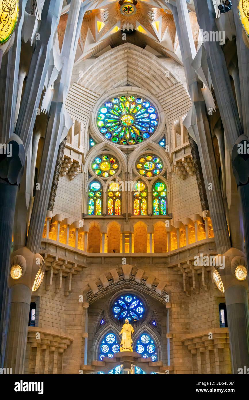 Interno della Sagrada Família Barcellona, Catalogna, Spagna. Vetrate colorate intensamente rosate della chiesa della Sagrada Família, la famosa chiesa wa Foto Stock