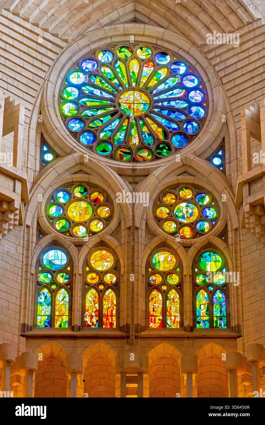 Interno della Sagrada Família Barcellona, Catalogna, Spagna. Vetrate colorate intensamente rosate della chiesa della Sagrada Família, la famosa chiesa wa Foto Stock