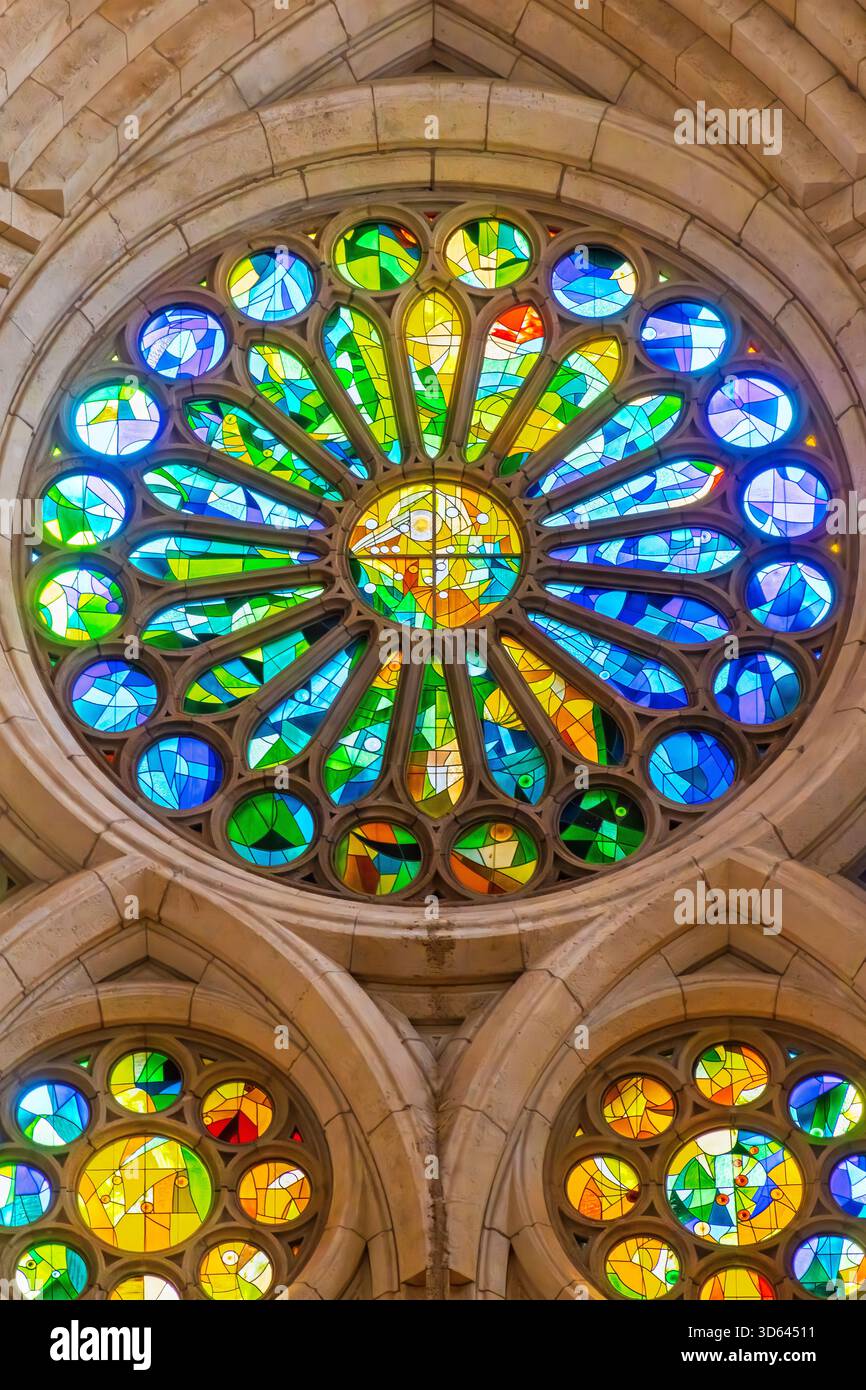 Interno della Sagrada Família Barcellona, Catalogna, Spagna. Vetrate colorate intensamente rosate della chiesa della Sagrada Família, la famosa chiesa wa Foto Stock