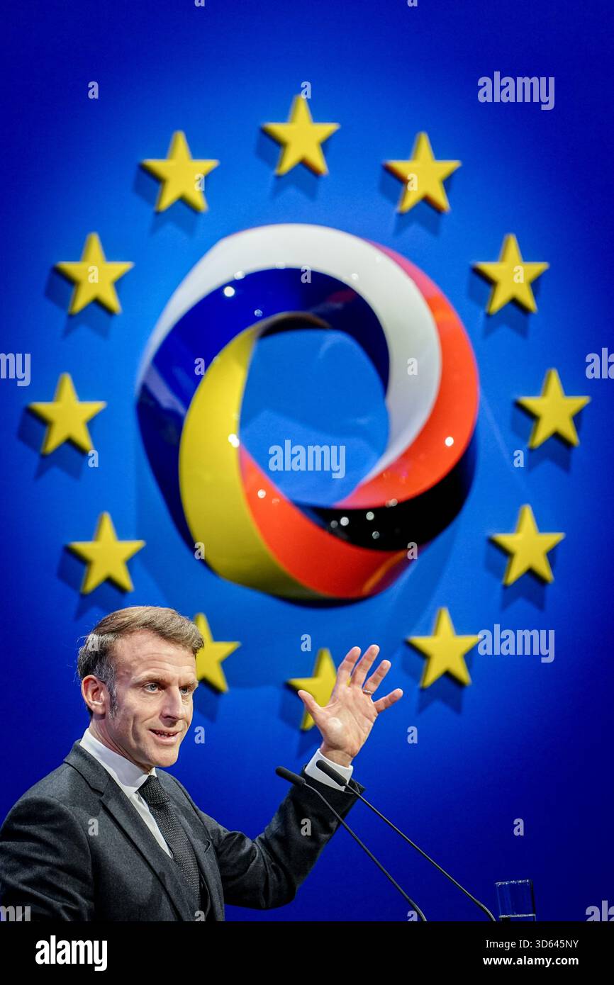 Berlino, Germania. 18 novembre 2025. Il presidente francese Emmanuel Macron partecipa al vertice europeo sulla sovranità digitale presso il campus di Euref. Il vertice si svolge su invito dei ministeri digitali tedesco e francese. Crediti: Kay Nietfeld/dpa/Alamy Live News Foto Stock