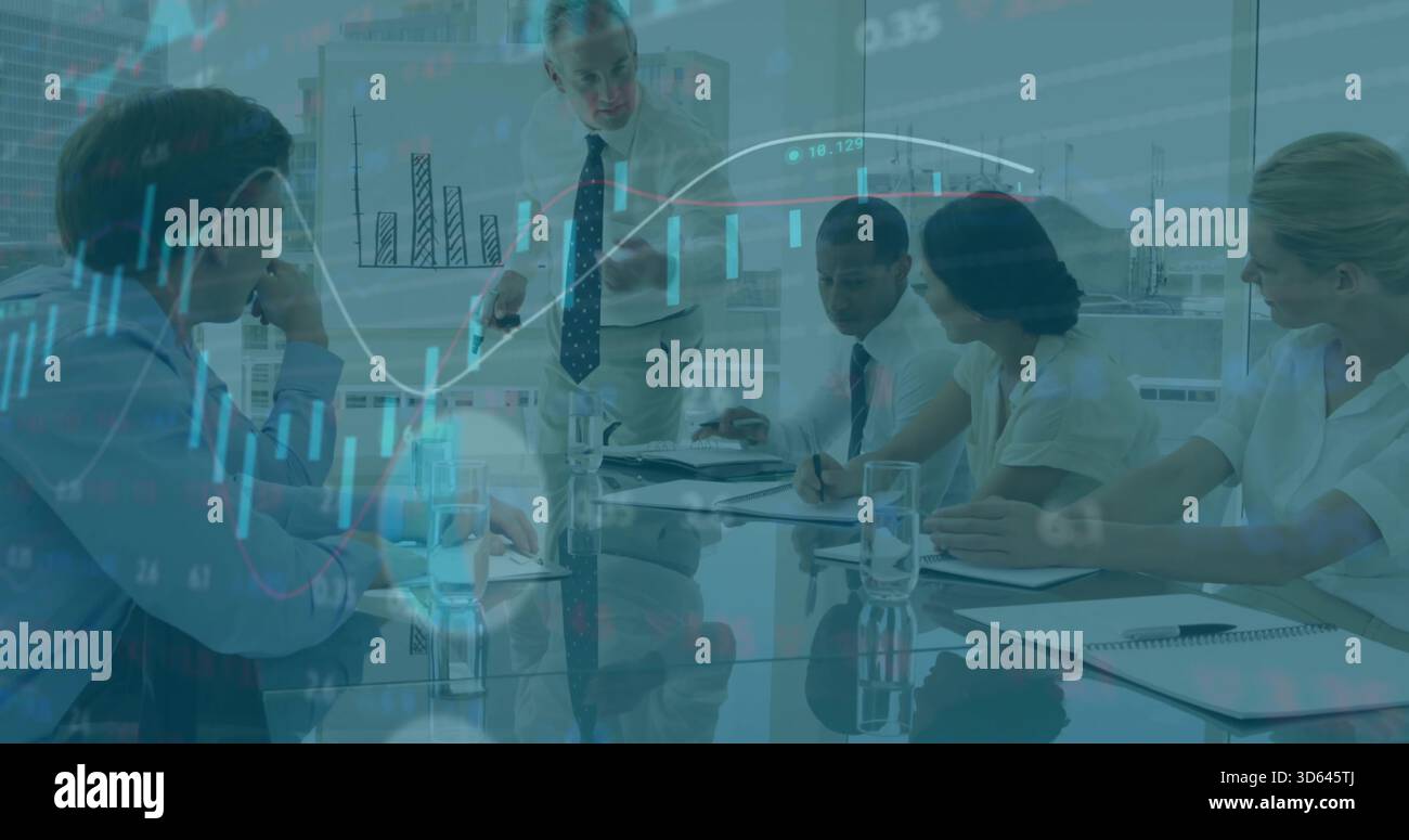 Punta l'oratore nella camicia di abbigliamento, cravatta al tavolo da conferenza in vetro, mostra la sovrapposizione di stock sulla lavagna bianca Foto Stock