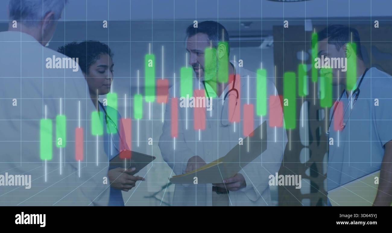 Discussione di 4 medici che esaminano il tablet nel corridoio della clinica, con grafico a candela e camici bianchi Foto Stock
