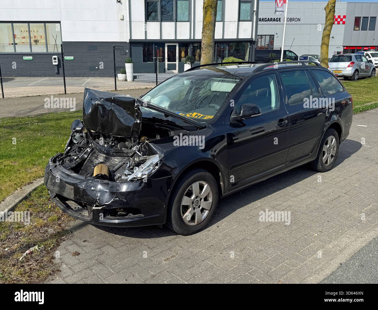 Almere, Paesi Bassi - 14 aprile 2025: Relitto Skoda Octavia parcheggiato in un parcheggio pubblico. Nessuno nel veicolo. Foto Stock