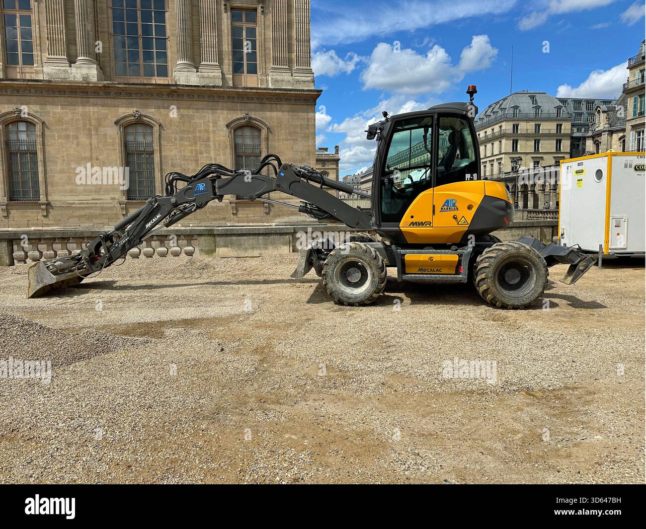 Parigi, Francia - 29 aprile 2024: Escavatore mobile giallo Mecalac 9MWR in piedi in un cantiere. Foto Stock