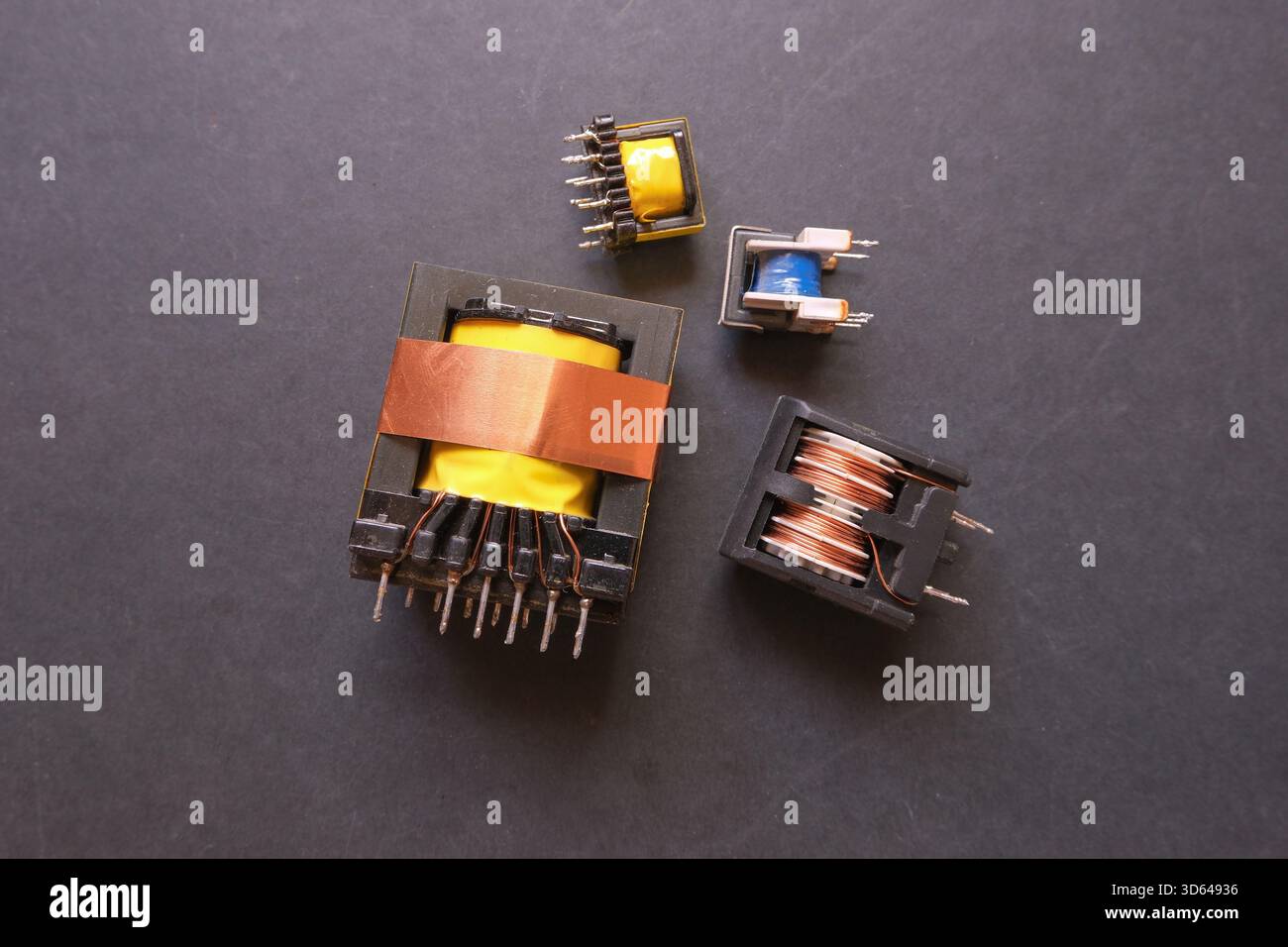 Diversi tipi di trasformatori elettrici Foto Stock