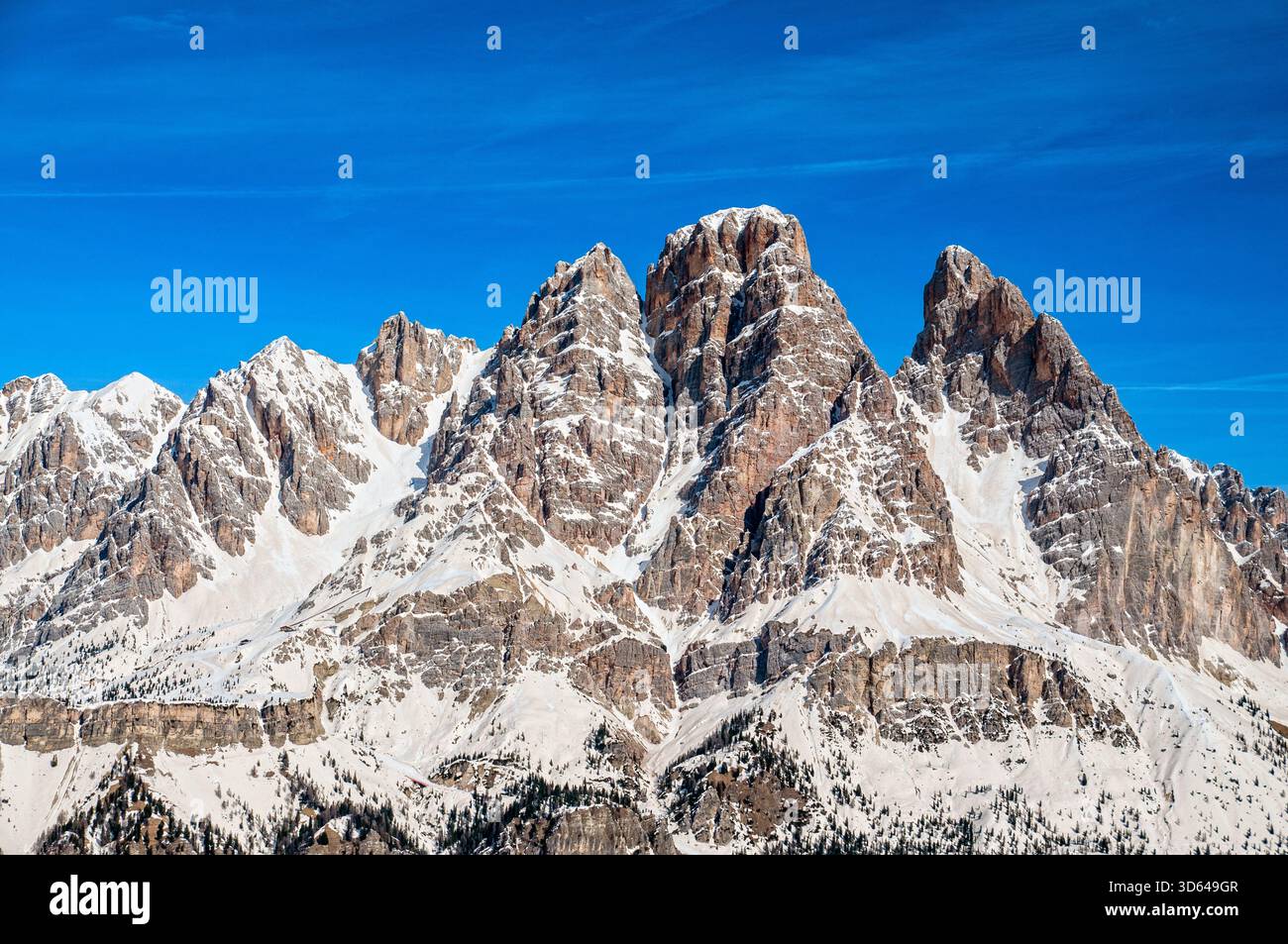 Cime innevate delle Dolomiti sopra Cortina d'Ampezzo, Italia. Iconico scenario invernale alpino legato alle Olimpiadi invernali, ideale per viaggi e sport Foto Stock