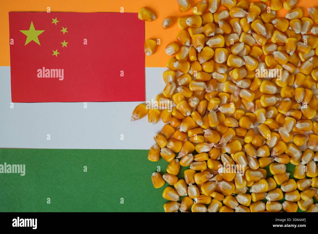 Chicchi di mais su sfondo bandiera indiana. Bandiera cinese. Industria dell'etanolo a base di mais in India e in Cina. Foto Stock