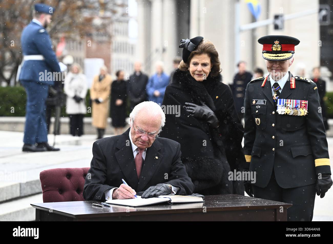 Ottawa, Canada. 18 novembre 2025. OTTAWA, CANADA 20251118Re Carlo XVI Gustaf e la Regina Silvia visitano il National War Memorial e la Tomba del Milite Ignoto, dove firmano il libro ufficiale degli ospiti Veterans Affairs Canada. La visita statale di tre giorni inizia a Ottawa, Canada, martedì 18 novembre 2025. Foto: Jonas Ekströmer/TT/Code 10030 questo testo è tradotto automaticamente credito: TT News Agency/Alamy Live News Foto Stock