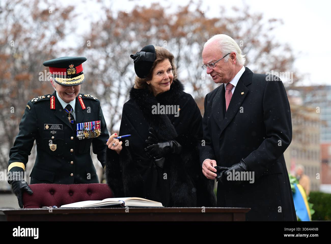 Ottawa, Canada. 18 novembre 2025. OTTAWA, CANADA 20251118Re Carlo XVI Gustaf e la Regina Silvia visitano il National War Memorial e la Tomba del Milite Ignoto, dove firmano il libro ufficiale degli ospiti Veterans Affairs Canada. La visita statale di tre giorni inizia a Ottawa, Canada, martedì 18 novembre 2025. Foto: Jonas Ekströmer/TT/Code 10030 questo testo è tradotto automaticamente credito: TT News Agency/Alamy Live News Foto Stock