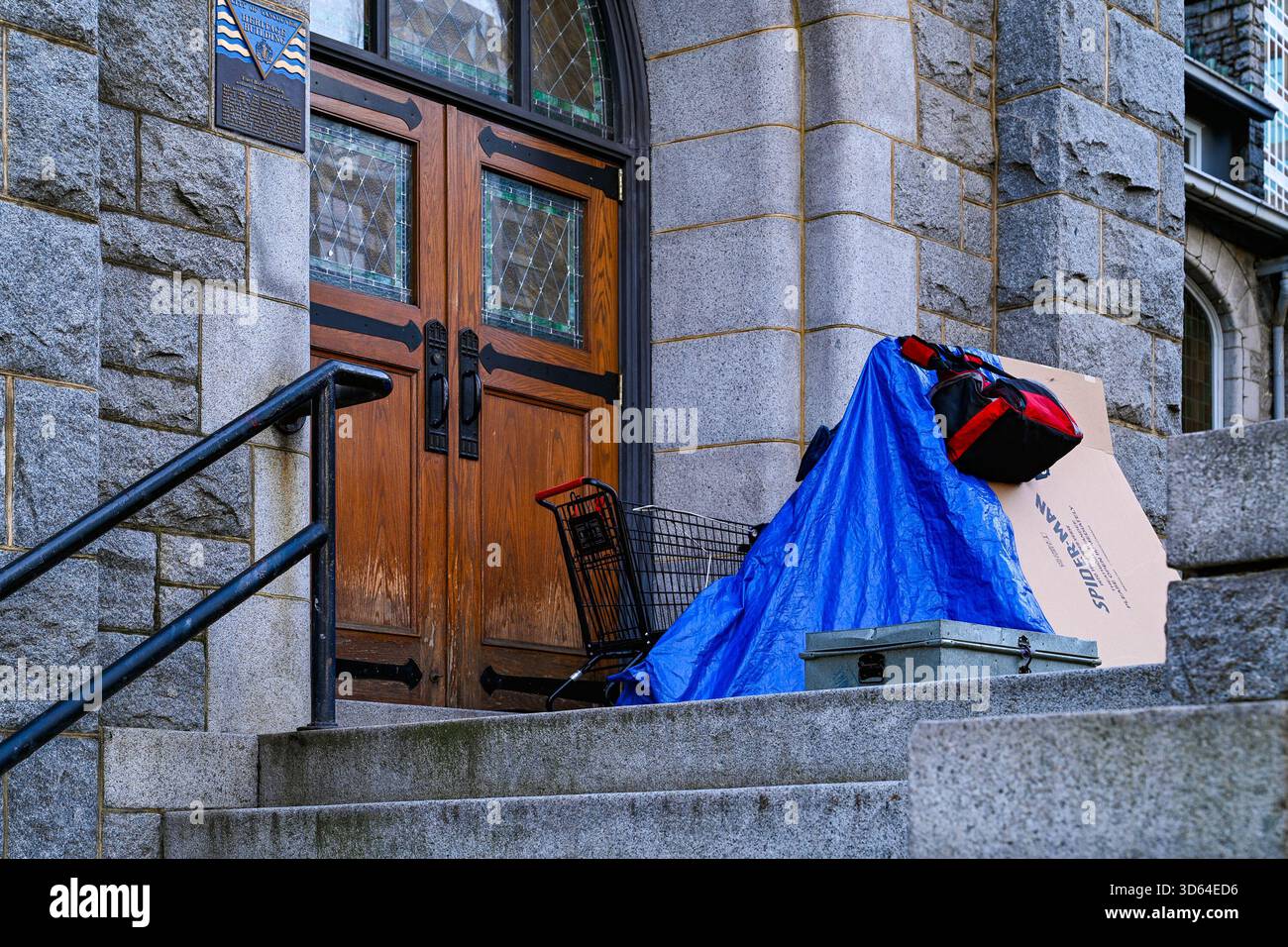 Tenda improvvisata per senzatetto all'ingresso della First Baptist Church, Vancouver, British Columbia, Canada Foto Stock