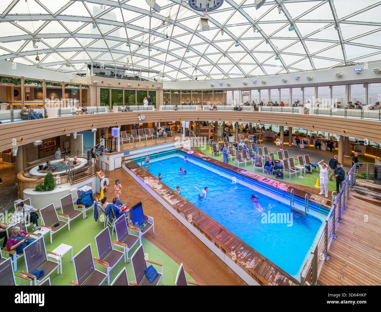 Piscina coperta sulla nave da crociera P&o Iona Foto Stock