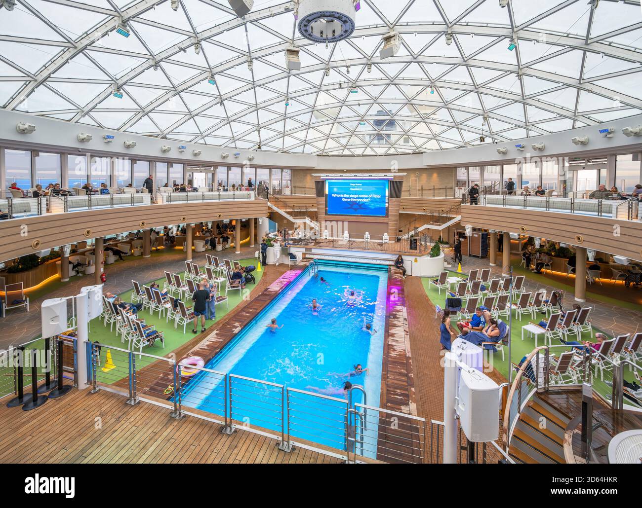 Piscina coperta sulla nave da crociera P&o Iona Foto Stock