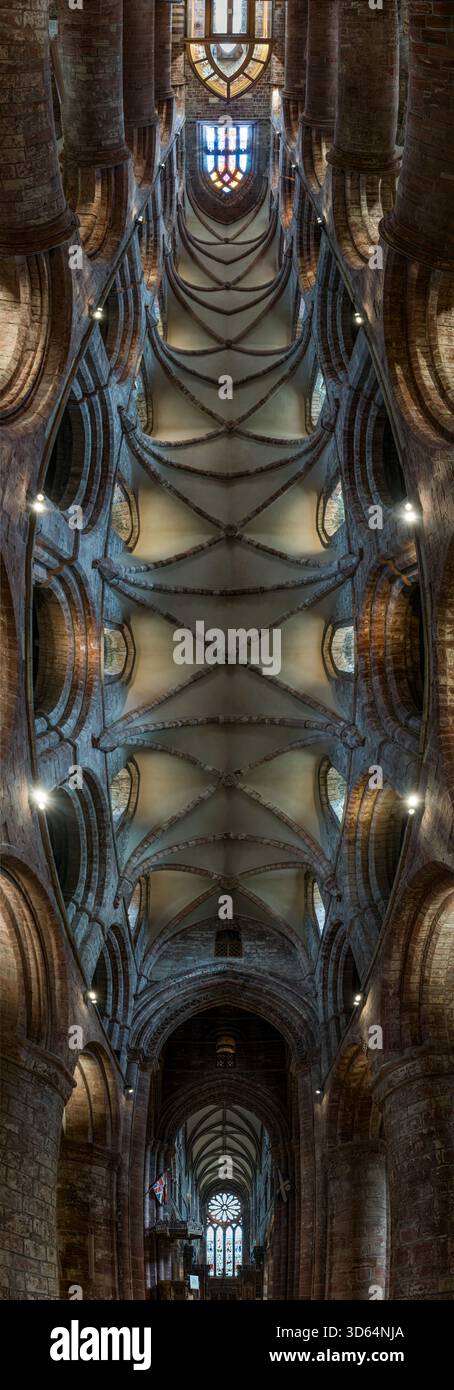 Vertorama interno della cattedrale di San Magnus, Kirkwall, Isole Orcadi, Scozia, Regno Unito Foto Stock