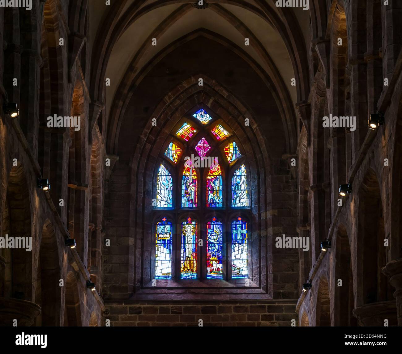 Vetrata ovest nella cattedrale di St Magnus, Kirkwall, Isole Orcadi, Scozia, Regno Unito Foto Stock