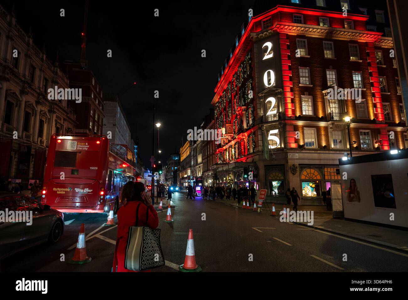 Londra, Regno Unito. 18 novembre 2025. Luci di Natale all'esterno di Fortnum & Mason su Piccadilly, progettate come un gigantesco calendario dell'Avvento, prima del periodo di shopping festoso nel West End. Crediti: Stephen Chung / Alamy Live News Foto Stock
