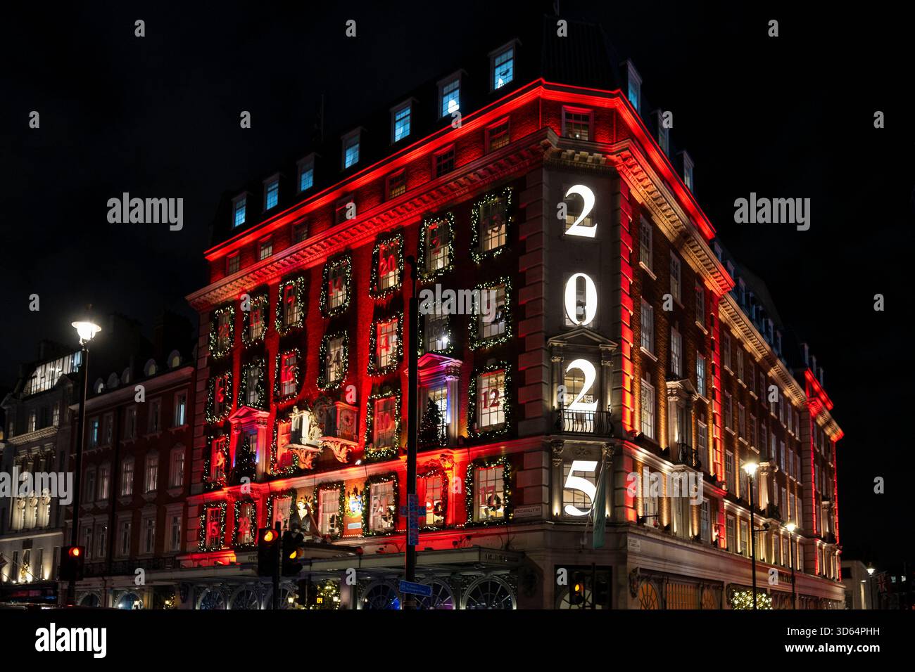 Londra, Regno Unito. 18 novembre 2025. Luci di Natale all'esterno di Fortnum & Mason su Piccadilly, progettate come un gigantesco calendario dell'Avvento, prima del periodo di shopping festoso nel West End. Crediti: Stephen Chung / Alamy Live News Foto Stock