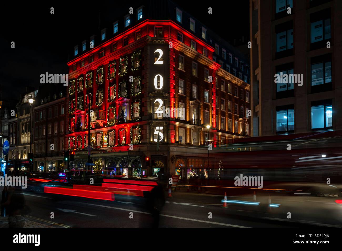 Londra, Regno Unito. 18 novembre 2025. Luci di Natale all'esterno di Fortnum & Mason su Piccadilly, progettate come un gigantesco calendario dell'Avvento, prima del periodo di shopping festoso nel West End. Crediti: Stephen Chung / Alamy Live News Foto Stock