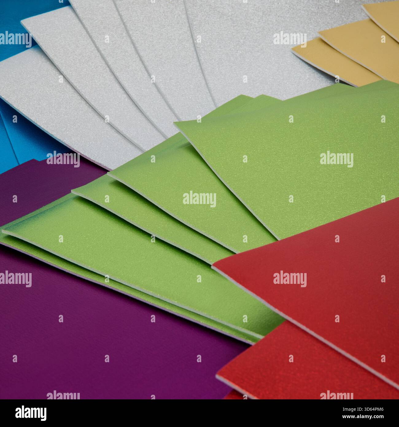 Primo piano di fogli colorati in schiuma disposti a ventaglio per mostrare la texture e la tavolozza di colori del materiale. Foto Stock