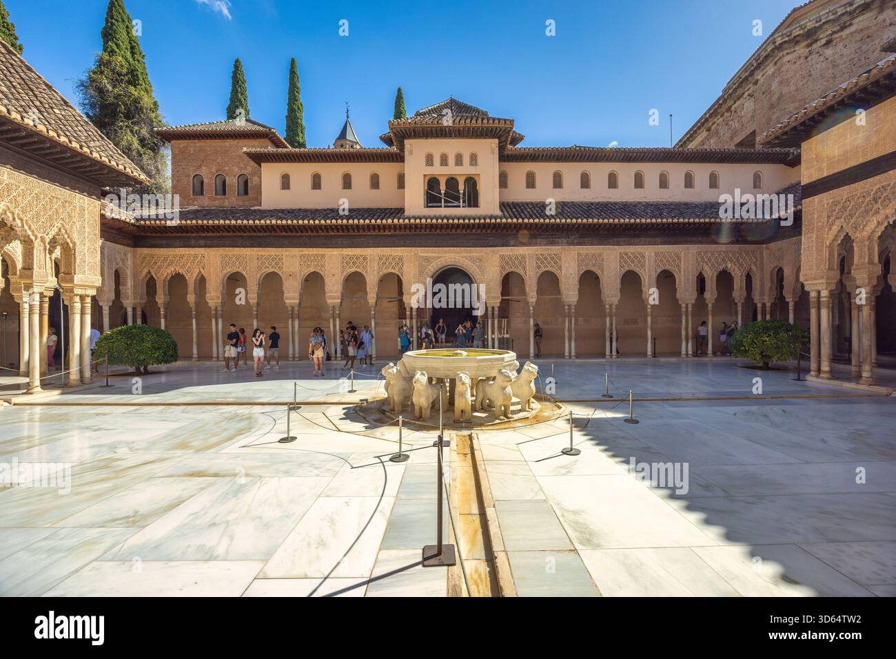 Granada, Spagna - 5 settembre 2024: La Corte dei Leoni e la sua fontana centrale nel complesso dell'Alhambra. Cortile ornato con fontana e turide Foto Stock