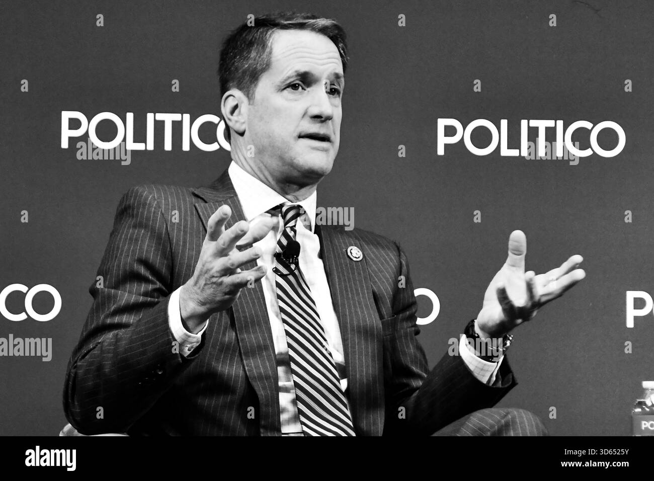 Jim Himes (D-CT) at politico Policy Outlook, 18 novembre 2025. Foto Stock