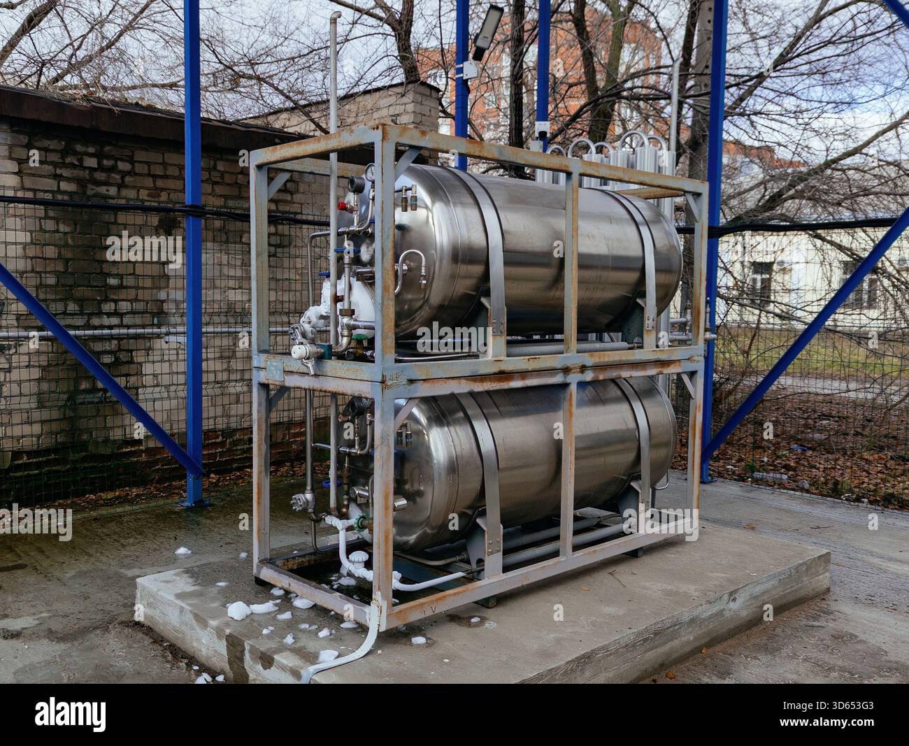 Serbatoio criogenico con ossigeno liquido o azoto all'aperto. Foto Stock