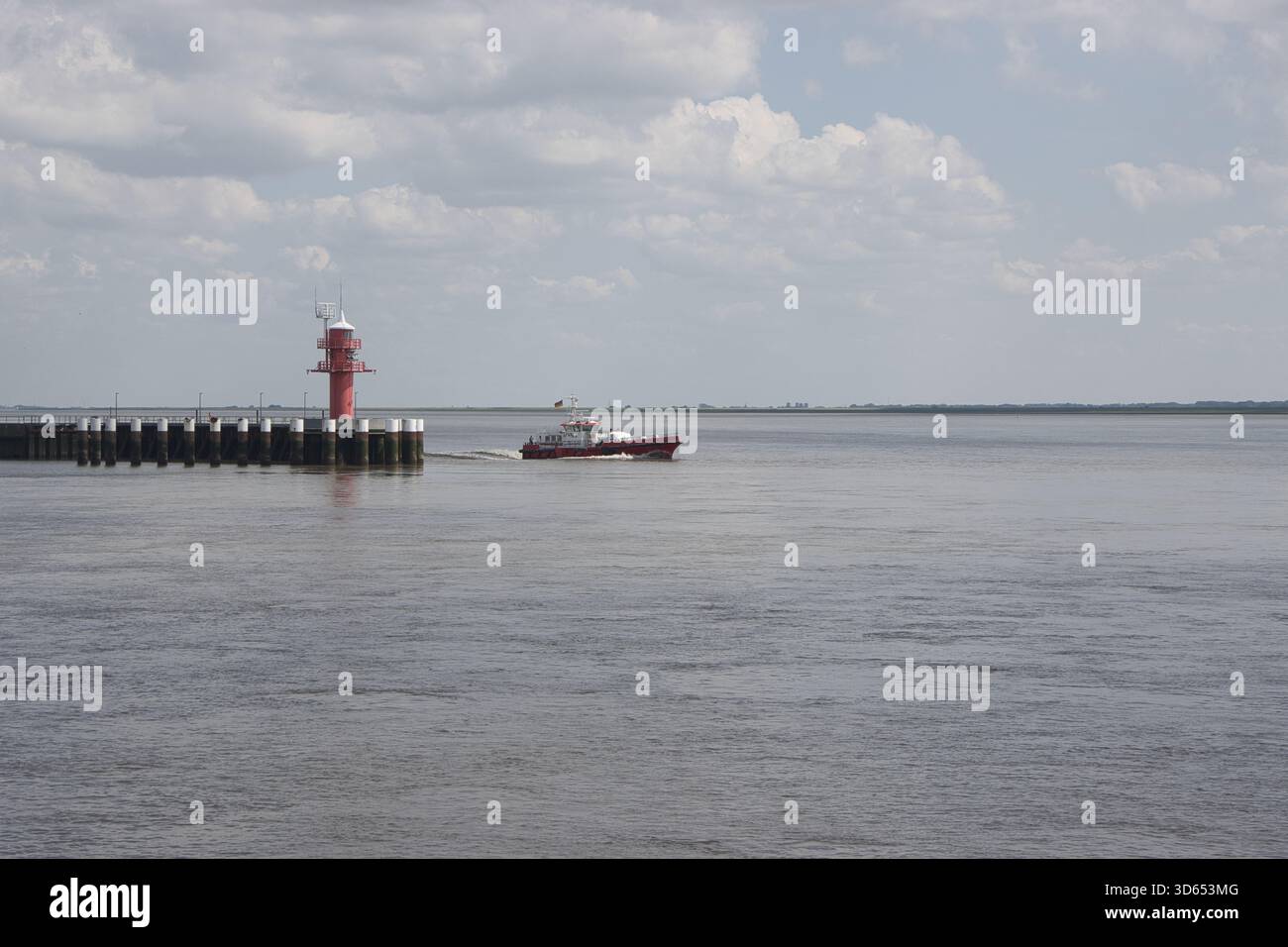 Pilota in barca al porto di Wischhafen sull'Elba Foto Stock