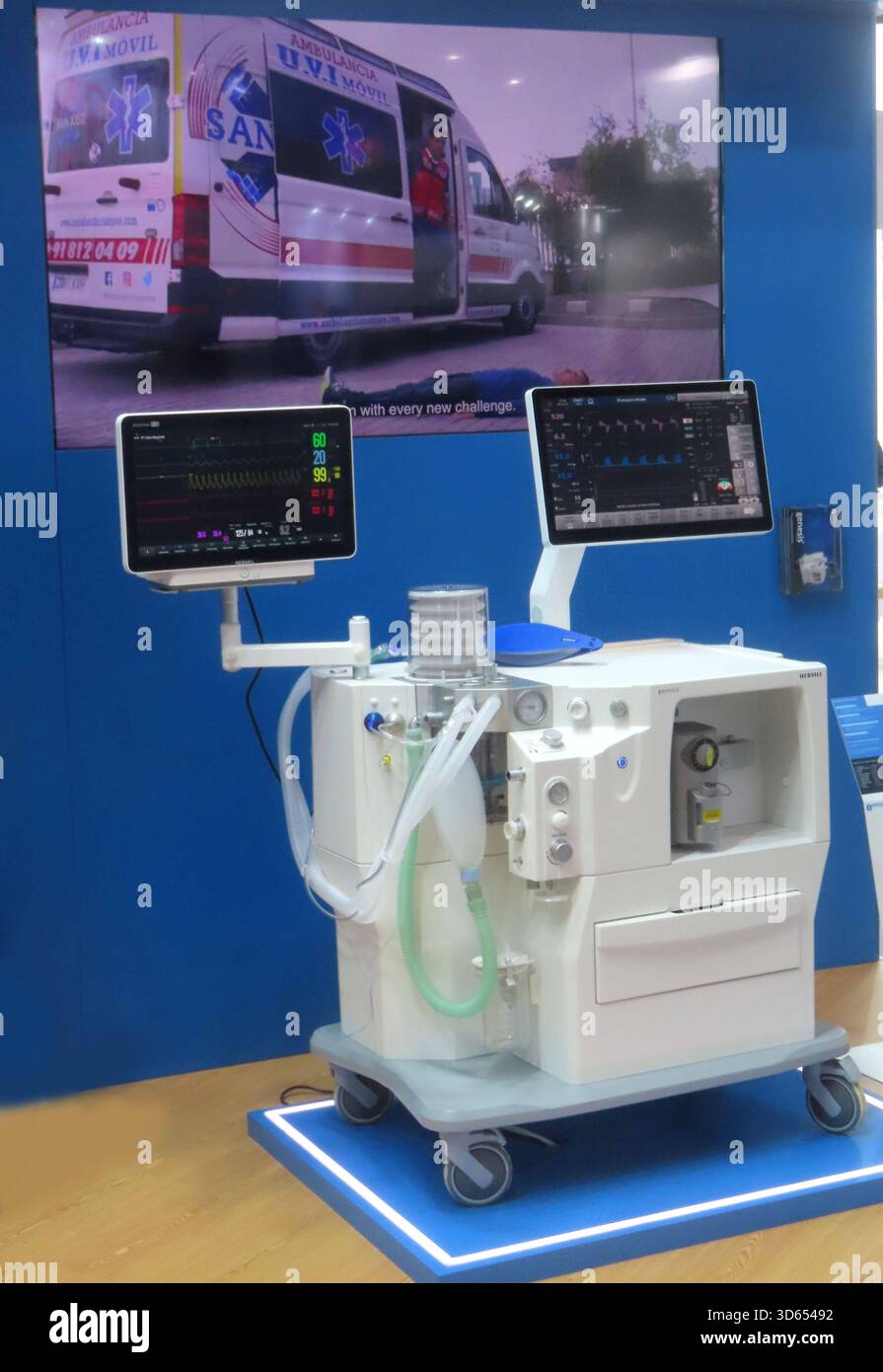 Blick auf ein Geraet fuer Direkthilfe vor Ort, transportabel und leistungsfaehig wie eine stationaere Anlage, gesehen am Pressetag 18.11.2025 Duesseldorf medica Messe 2025 Diagnose -Maßnahmen Mehrzweckgeraet *** visualizzazione di un dispositivo per assistenza diretta in loco, trasportabile e potente come un sistema stazionario, visto in stampa giorno 18 11 2025 Duesseldorf dispositivo diagnostico multifunzione 2025 Fiera medica Foto Stock