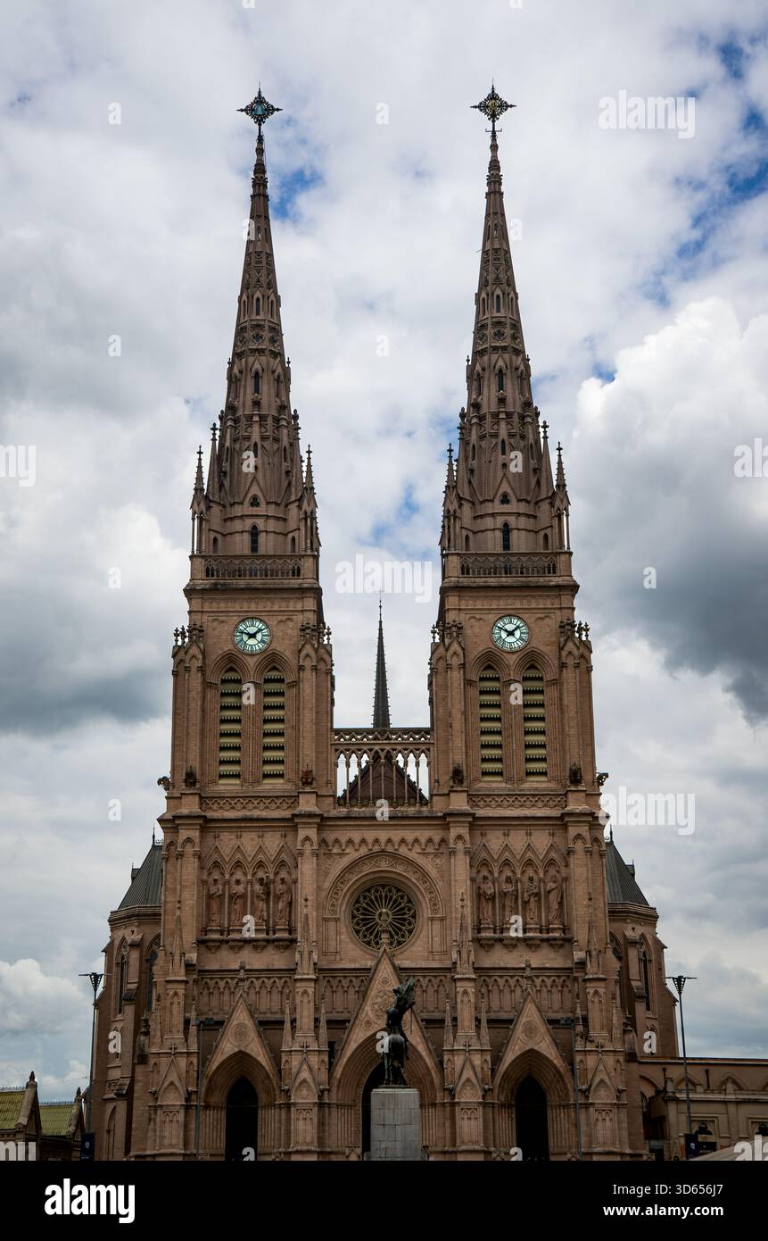 Guglie gemelle simmetriche della Basilica di Lujan Foto Stock